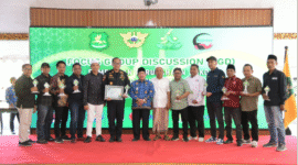 Wakil Bupati Sumenep KH Imam Hasyim berfoto bersama Ketua Forpam, Bea Cukai, Penasehat Paguyuban dan Pimpinan Asosiasi Media usai pelaksanaan FGD di Pendopo Agung. (Foto:Klik Times). 