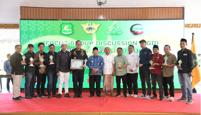 Wakil Bupati Sumenep KH Imam Hasyim berfoto bersama Ketua Forpam, Bea Cukai, Penasehat Paguyuban dan Pimpinan Asosiasi Media usai pelaksanaan FGD di Pendopo Agung. (Foto:Klik Times). 