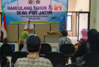 Ketua IKWI Jatim Endang Suprapti bersama Anggota DPD RI Lia Istifhama dan pengurus lainnya saat perayaan HUT ke-64 IKWI di Gedung PWI Jatim, Surabaya. (Foto:Ist). 