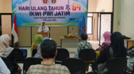 Ketua IKWI Jatim Endang Suprapti bersama Anggota DPD RI Lia Istifhama dan pengurus lainnya saat perayaan HUT ke-64 IKWI di Gedung PWI Jatim, Surabaya. (Foto:Ist). 