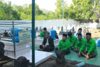 Ketua DPC PKB Sumenep KH Imam Hasyim bersama jajaran pengurus dan anggota Fraksi PKB DPRD Sumenep saat memimpin doa dan tahlil dalam rangkaian ziarah Harlah ke-26 PKB. (Foto: Klik Times). 