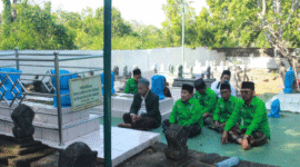 Ketua DPC PKB Sumenep KH Imam Hasyim bersama jajaran pengurus dan anggota Fraksi PKB DPRD Sumenep saat memimpin doa dan tahlil dalam rangkaian ziarah Harlah ke-26 PKB. (Foto: Klik Times). 