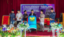Penabuhan gebuk oleh pembina BEM di dampingi dosen Universitas Annuqayah menandai dibukanya UNIVFEST II secara resmi.(Foto:Ist). 
