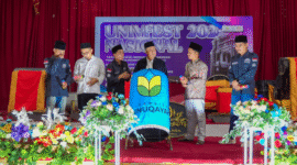 Penabuhan gebuk oleh pembina BEM di dampingi dosen Universitas Annuqayah menandai dibukanya UNIVFEST II secara resmi.(Foto:Ist). 
