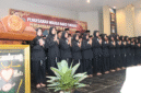Para warga baru PSHT Cabang Sumenep resmi disahkan dalam prosesi sakral di Gedung KORPRI, Sabtu malam (19/7/2025). (Foto:Klik Times). 