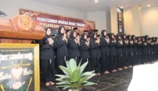 Para warga baru PSHT Cabang Sumenep resmi disahkan dalam prosesi sakral di Gedung KORPRI, Sabtu malam (19/7/2025). (Foto:Klik Times). 