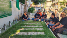 Kader Pemuda Muhammadiyah Sumenep khusyuk berdoa saat ziarah ke makam KH. Ahmad Dahlan di Kauman, Yogyakarta (Foto:Ziey). 