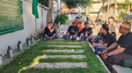 Kader Pemuda Muhammadiyah Sumenep khusyuk berdoa saat ziarah ke makam KH. Ahmad Dahlan di Kauman, Yogyakarta (Foto:Ziey). 