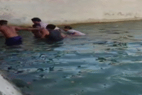 Petugas bersama warga mengevakuasi jenazah Moh Kholiq yang terseret arus laut di pesisir pantai Dusun Pasar Daya, Talango, Sumenep (Foto:Humas). 