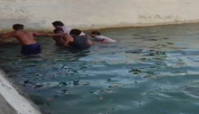 Petugas bersama warga mengevakuasi jenazah Moh Kholiq yang terseret arus laut di pesisir pantai Dusun Pasar Daya, Talango, Sumenep (Foto:Humas). 