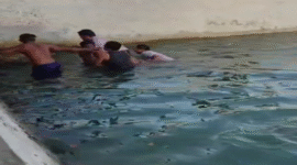 Petugas bersama warga mengevakuasi jenazah Moh Kholiq yang terseret arus laut di pesisir pantai Dusun Pasar Daya, Talango, Sumenep (Foto:Humas). 