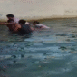 Petugas bersama warga mengevakuasi jenazah Moh Kholiq yang terseret arus laut di pesisir pantai Dusun Pasar Daya, Talango, Sumenep (Foto:Humas). 