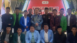 Foto bersama Kepala Bappeda Sumenep, Arif Firmanto, dengan peserta Kongres VI Aliansi BEM Sumenep usai acara di INKADHA (Foto:Klik Times). 