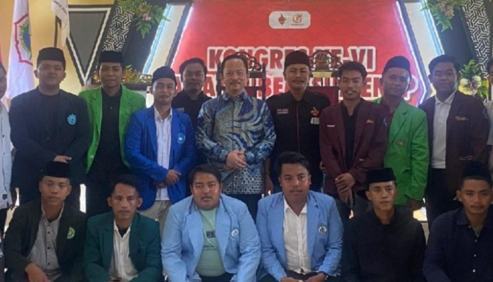 Foto bersama Kepala Bappeda Sumenep, Arif Firmanto, dengan peserta Kongres VI Aliansi BEM Sumenep usai acara di INKADHA (Foto:Klik Times). 