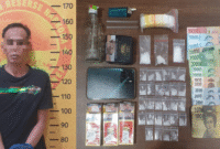 Pria berinisial MZ (49) diamankan Satresnarkoba Polres Sumenep bersama 31 poket sabu seberat 12,01 gram yang disita dari kediamannya di Desa Aeng Panas, Kecamatan Pragaan (Foto:Humas). 