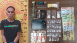 Pria berinisial MZ (49) diamankan Satresnarkoba Polres Sumenep bersama 31 poket sabu seberat 12,01 gram yang disita dari kediamannya di Desa Aeng Panas, Kecamatan Pragaan (Foto:Humas). 