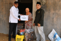Bupati Sumenep Achmad Fauzi Wongsojudo didampingi Ketua Baznas Sumenep Ahmad Rahman saat menyerahkan kunci rumah kepada lansia penerima bantuan program RTLH di Desa Kolor (Foto:Klik Times). 