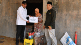 Bupati Sumenep Achmad Fauzi Wongsojudo didampingi Ketua Baznas Sumenep Ahmad Rahman saat menyerahkan kunci rumah kepada lansia penerima bantuan program RTLH di Desa Kolor (Foto:Klik Times). 