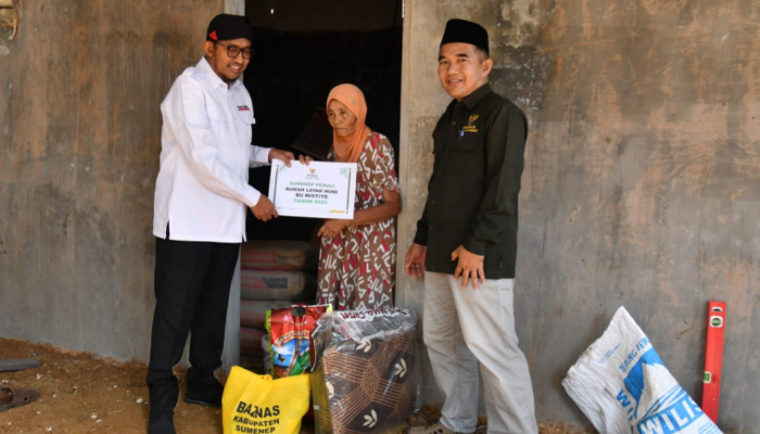 Bupati Sumenep Achmad Fauzi Wongsojudo didampingi Ketua Baznas Sumenep Ahmad Rahman saat menyerahkan kunci rumah kepada lansia penerima bantuan program RTLH di Desa Kolor (Foto:Klik Times). 
