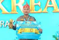 Kapolres Sumenep AKBP Rivanda, S.I.K., saat menerima penghargaan Juara II Lomba Manajemen Media Tingkat Nasional dari Kapolri Jenderal Listyo Sigit Prabowo pada momen Awarding Day Hari Bhayangkara ke-79 di Jakarta (Foto:Humas). 