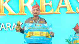 Kapolres Sumenep AKBP Rivanda, S.I.K., saat menerima penghargaan Juara II Lomba Manajemen Media Tingkat Nasional dari Kapolri Jenderal Listyo Sigit Prabowo pada momen Awarding Day Hari Bhayangkara ke-79 di Jakarta (Foto:Humas). 