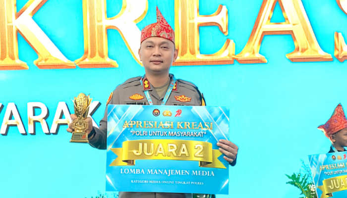 Kapolres Sumenep AKBP Rivanda, S.I.K., saat menerima penghargaan Juara II Lomba Manajemen Media Tingkat Nasional dari Kapolri Jenderal Listyo Sigit Prabowo pada momen Awarding Day Hari Bhayangkara ke-79 di Jakarta (Foto:Humas). 