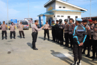 Kabag Ops Polres Sumenep, AKP Junaedi, saat memimpin Apel Keberangkatan Patroli Safari Kepulauan di Pelabuhan Kalianget (Foto:Humas). 