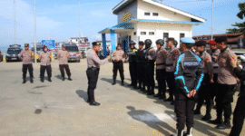 Kabag Ops Polres Sumenep, AKP Junaedi, saat memimpin Apel Keberangkatan Patroli Safari Kepulauan di Pelabuhan Kalianget (Foto:Humas). 