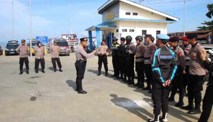 Kabag Ops Polres Sumenep, AKP Junaedi, saat memimpin Apel Keberangkatan Patroli Safari Kepulauan di Pelabuhan Kalianget (Foto:Humas). 
