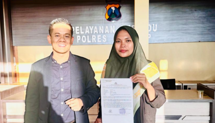 Hosriyani (kanan) didampingi kuasa hukumnya, Sulaisi Abdurrazaq (kiri), saat melaporkan kasus teror ke Polres Sumenep. (Foto: Klik Times)
