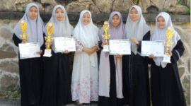 Para siswi Yayasan Ar-Rahman berpose usai meraih juara dalam ajang lomba Bahasa Arab di Universitas Annuqayah, Guluk-Guluk, Sumenep (Foto:Klik Times). 