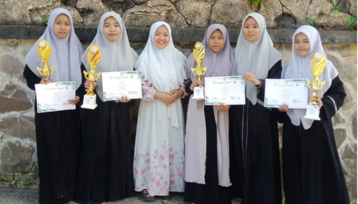 Para siswi Yayasan Ar-Rahman berpose usai meraih juara dalam ajang lomba Bahasa Arab di Universitas Annuqayah, Guluk-Guluk, Sumenep (Foto:Klik Times). 