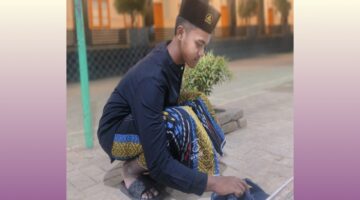 Seorang santri membalikkan sandal milik kiai sebagai bentuk penghormatan dan ngalap barokah di lingkungan pesantren. (Foto:Dit). 