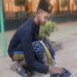 Seorang santri membalikkan sandal milik kiai sebagai bentuk penghormatan dan ngalap barokah di lingkungan pesantren. (Foto:Dit). 