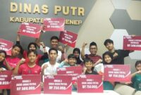 Para pemenang Soekarno Fun Run 2025 swafoto bersama usai berhasil meraih juara di berbagai kategori usia (Foto:Klik Times). 