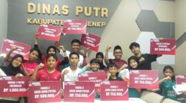 Para pemenang Soekarno Fun Run 2025 swafoto bersama usai berhasil meraih juara di berbagai kategori usia (Foto:Klik Times). 
