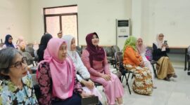 Dr. Lia Istifhama saat menghadiri HUT ke-64 IKWI Jatim di Gedung Abdul Aziz PWI Jawa Timur, Surabaya (Foto:Klik Times). 