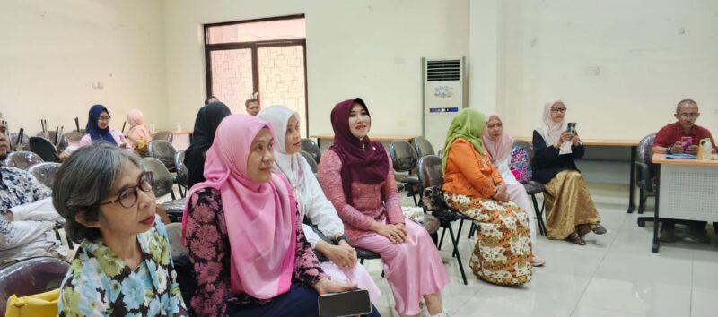Dr. Lia Istifhama saat menghadiri HUT ke-64 IKWI Jatim di Gedung Abdul Aziz PWI Jawa Timur, Surabaya (Foto:Klik Times). 