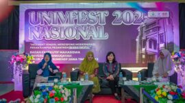 Para pemateri Seminar Woman Movement UNIVFEST 2025 saat menyampaikan materi seputar kesetaraan gender dan peran strategis perempuan (Foto:Klik Times). 
