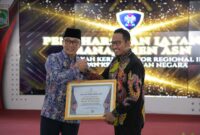 Bupati Sumenep Achmad Fauzi Wongsojudo menerima penghargaan Layanan Penetapan NIP Terbaik dari Kepala BKN Zudan Arif Fakrulloh dalam agenda Evaluasi CASN dan Manajemen Talenta di Kabupaten Malang (Foto:Klik Times). 