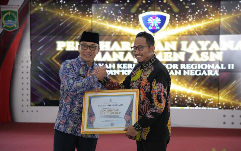 Bupati Sumenep Achmad Fauzi Wongsojudo menerima penghargaan Layanan Penetapan NIP Terbaik dari Kepala BKN Zudan Arif Fakrulloh dalam agenda Evaluasi CASN dan Manajemen Talenta di Kabupaten Malang (Foto:Klik Times). 