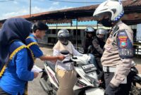 Petugas Polres Sumenep memberikan edukasi tertib lalu lintas kepada pengguna jalan saat Operasi Patuh Semeru 2025. (Foto:Humas). 