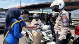 Petugas Polres Sumenep memberikan edukasi tertib lalu lintas kepada pengguna jalan saat Operasi Patuh Semeru 2025. (Foto:Humas). 