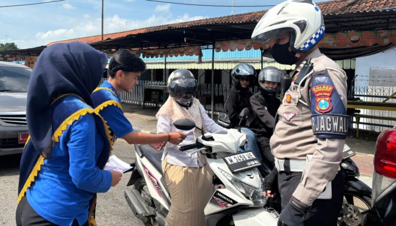 Petugas Polres Sumenep memberikan edukasi tertib lalu lintas kepada pengguna jalan saat Operasi Patuh Semeru 2025. (Foto:Humas). 