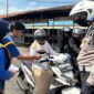 Petugas Polres Sumenep memberikan edukasi tertib lalu lintas kepada pengguna jalan saat Operasi Patuh Semeru 2025. (Foto:Humas). 
