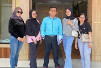 Kholisin Susanto, Penasihat Hukum (Tengah) Mendampingi Korban Investasi Bodong TikTok Serbu Polda jatim (Foto:Klik Times). 