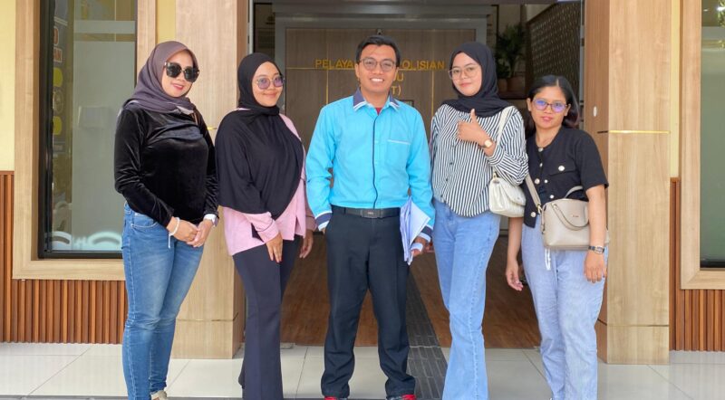 Kholisin Susanto, Penasihat Hukum (Tengah) Mendampingi Korban Investasi Bodong TikTok Serbu Polda jatim (Foto:Klik Times). 