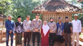 Kapolres Sumenep AKBP Rivanda, S.I.K. berfoto bersama warga usai kegiatan silaturahmi dan bakti sosial di kediaman Ibu Arbani, Bringin Timur, Kecamatan Dasuk (Foto:Humas). 