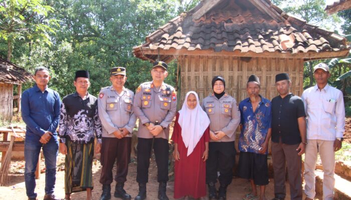 Kapolres Sumenep AKBP Rivanda Sambangi Warga Bringin Timur, Eratkan Silaturahmi Lewat Baksos