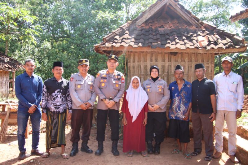 Kapolres Sumenep AKBP Rivanda, S.I.K. berfoto bersama warga usai kegiatan silaturahmi dan bakti sosial di kediaman Ibu Arbani, Bringin Timur, Kecamatan Dasuk (Foto:Humas). 